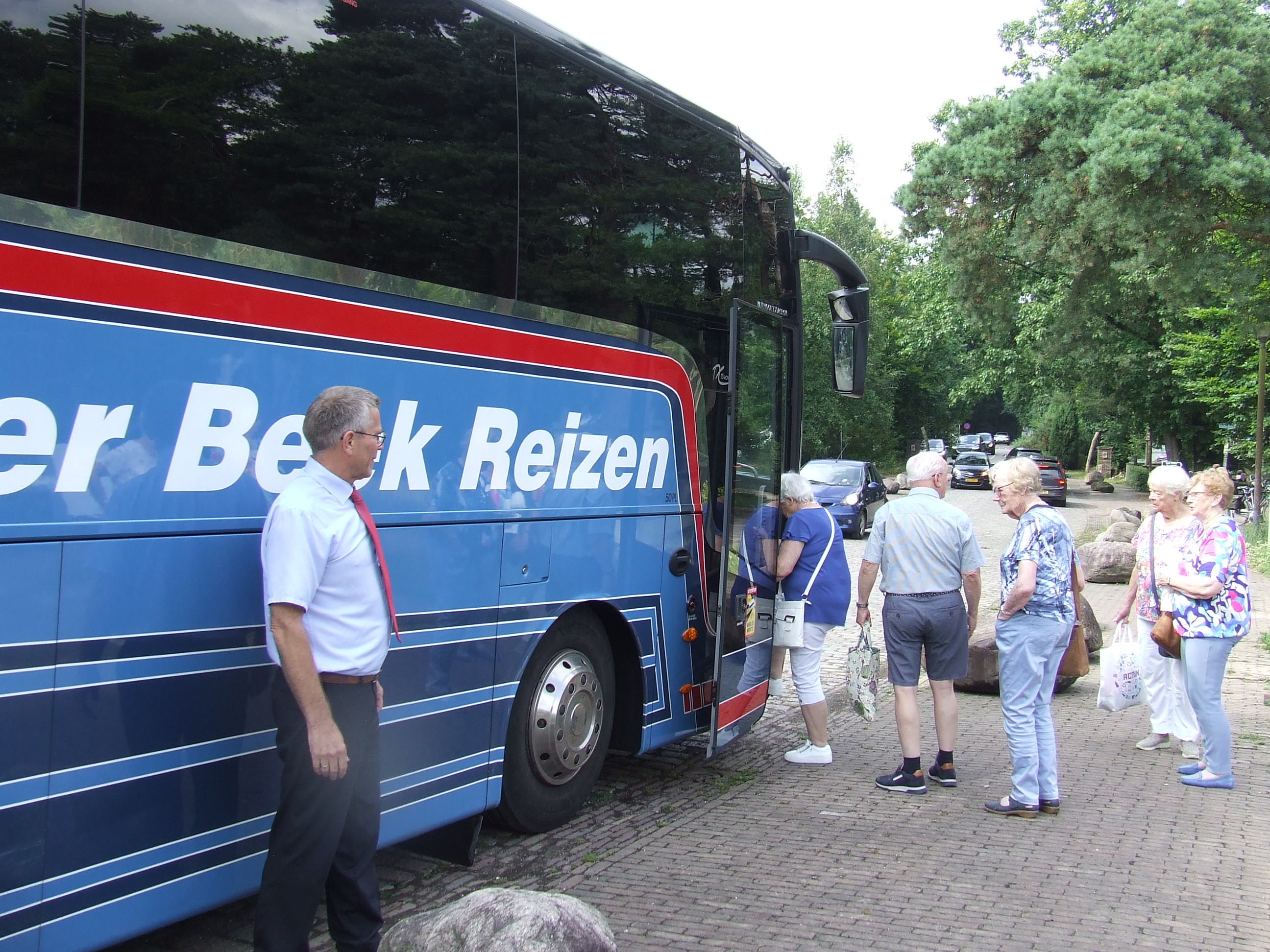 Deelnemers stappen de bus in
